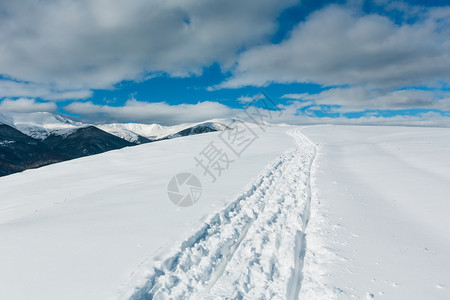 冬山顶和雪覆盖了高山脊乌克兰喀尔巴阡山Dzembronya村郊区平静宁的景象图片