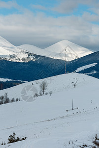 上午冬天的雪覆盖了风景和山脊乌克兰喀尔巴阡山克霍诺拉脉Dzembronya村郊区山丘的宁静景色图片