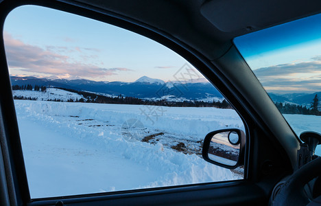 冬季寒科霍诺拉山脊景色透过车挡风玻璃乌克兰喀尔巴阡山胡维拉彼得罗斯和亚布卢尼西山口的其他飞地车型无法辨认图片