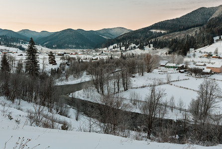 在乌克兰Verkhovyna地区Gerkhyna地区黑切雷莫什河谷的喀尔巴阡山村庄Zelene图片