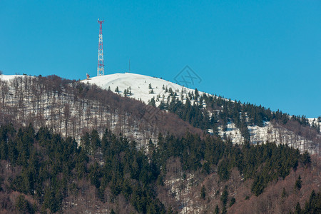 早期的喀尔巴阡山脉高原地貌在乌克兰雪覆盖的山脊顶上建起通讯塔图片