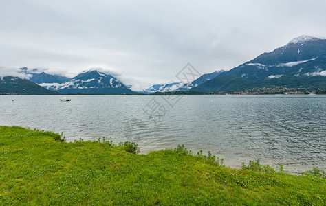 Como湖意大利夏季风云山顶上有雪图片