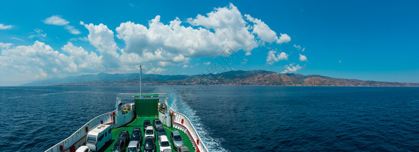 从渡轮一侧到意大利西里岛的墨拿海沟和岸线图片
