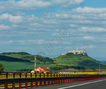 斯洛伐克东部的Spis城堡或Spisskyhrad的废墟高速公路上的夏季全景12世纪的建筑图片
