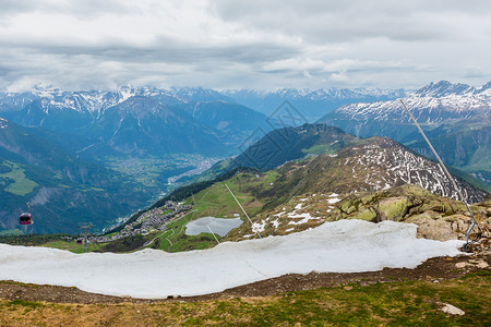 从大艾利施冰川和瀑瑞士比特默霍恩看夏云阿尔卑斯山谷和贝特梅拉尔普村图片