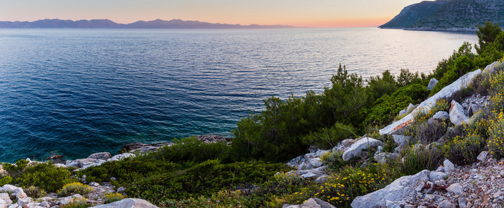 夏季傍晚的海岸线粉色日落和地平线上的岛屿斯通佩列萨克半岛罗地亚图片