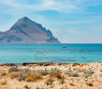 蔚蓝的提尔黑海风景如画的海湾蒙特科法诺山和圣玛格丽塔海滩景观马卡里圣维托罗卡波地区西西里岛意大利图片