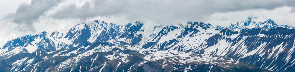 夏不为利来自大艾利施冰川和瀑瑞士贝特梅拉尔普的夏云阿卑斯山和贝特默霍恩海脊风景背景