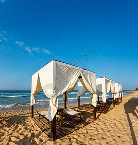早晨天堂白沙滩上的海帐篷最美丽的海沙滩意大利阿普亚图片