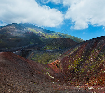 在意大利西里埃特纳火山坑之间人们无法辨认图片