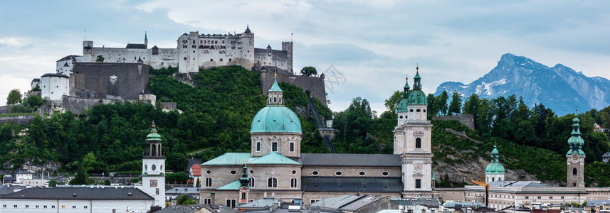 远处的山来自萨尔茨堡大教堂SalzburgerDom山顶Hohensalzburg堡和远处阿尔卑斯山顶奥地利的萨尔茨堡市Salzburg背景