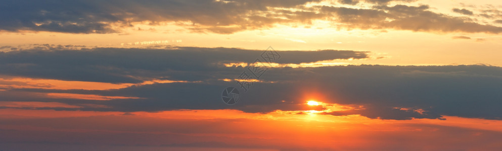 夏季清晨日出天空有毛云全景背图片