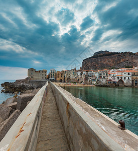 在意大利西里巴勒莫地区城市海滩港口和罗卡风景人们是无法辨认的图片