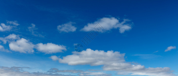 蓝的天空中白云夏天气背景不错背景图片