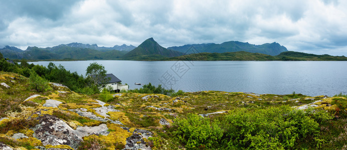 Lofotenfjord和山丘夏季多云的风景挪威全图片