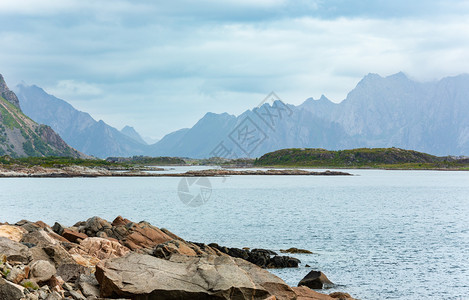 Lofotenstonyfjord和山丘夏季多云的风景挪威图片