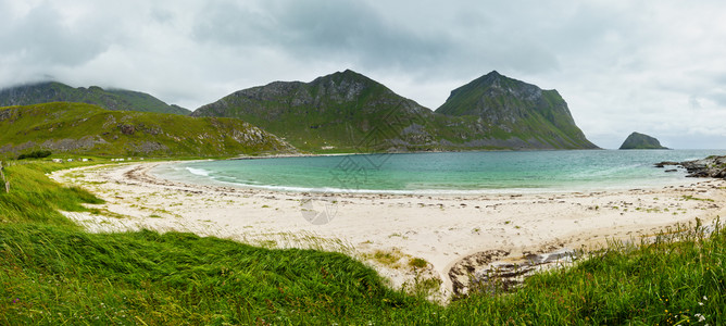 Lofotenfjord和山丘夏季多云的风景挪威全图片