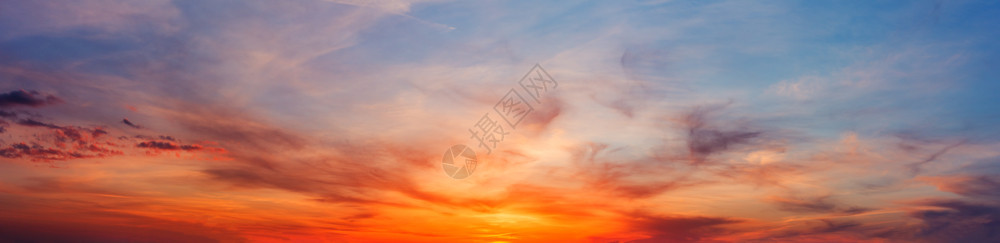 紫色的日落黄昏的夜空高清晰缝纫全景图像夏夜的天气背景图片