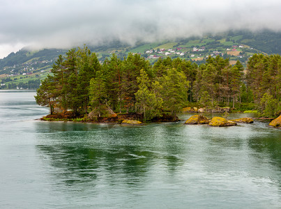 挪威Stonony岸边有森林的夏季多云峡湾地貌图片