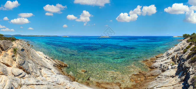 爱琴海岸景观在卡里迪海滩希腊迦勒基迪附近看到三针缝合全景图片
