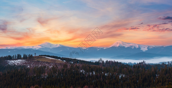 喀尔巴阡山高原地貌乌克兰远处有雪覆盖的山脊顶峰图片