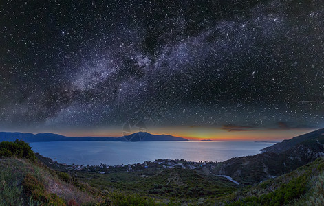 美丽的海岸与繁星点点的星空图片