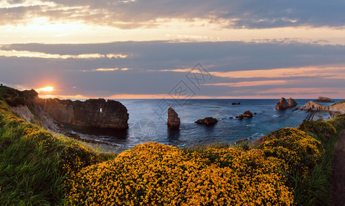 西班牙阿尼亚海滩大西洋黄昏日落海岸风景图片