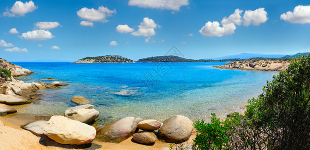 美丽的夏季爱琴海岸景观西托尼亚拉戈西海滩附近Halkidiki希腊多针孔全景图片