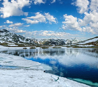 夏季阿尔卑斯山拉戈德拉湖广场景观瑞士圣戈塔多大道图片