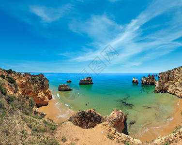 DosTresIrmaos葡萄牙阿尔沃加夫港沙滩的顶端景色人们无法辨认多镜头高分辨率全景图片