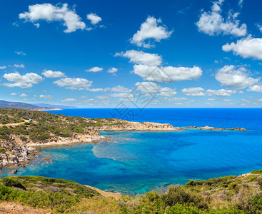 夏季爱琴海岩礁岸景观希腊西索尼亚Halkidiki图片