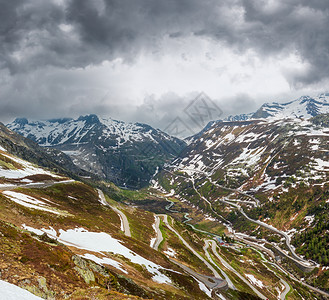 山地蛇纹和高山公路图片