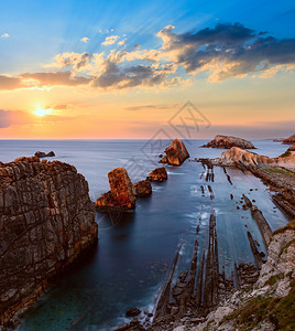 PortioBeach附近皮亚戈斯坎塔布里亚西班牙的大洋海岩石岸线夜景图片