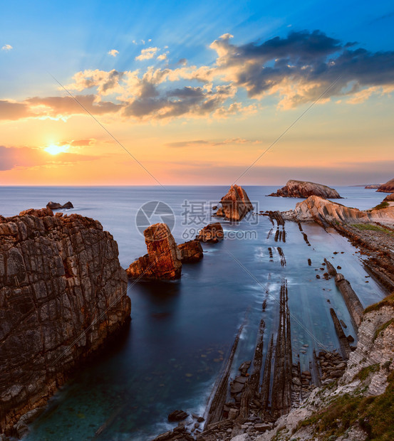 PortioBeach附近皮亚戈斯坎塔布里亚西班牙的大洋海岩石岸线夜景图片