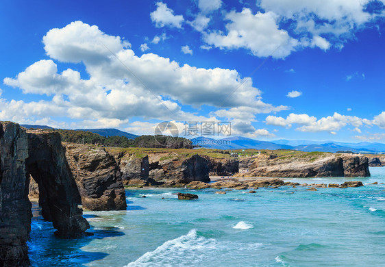 在低潮坎塔布里克海岸卢戈加利西亚班牙AsCatetrais海滩上的自然岩石拱门人们无法辨认多针缝合高分辨率全景图片