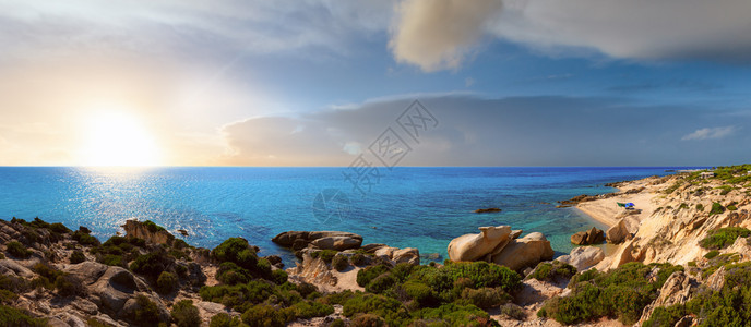 夏季早晨的爱琴海阳光明媚岸沙滩和在希腊谢西迪斯半岛的普拉塔尼西海滩附近露营多发式拍摄高分辨率全景图片