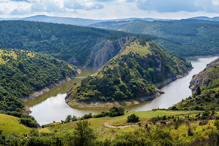 塞尔维亚Uvac河峡谷最美丽的夏季景色高清图片