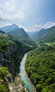 夏季早晨山地风景与河流从桥上黑山塔拉峡谷看图片