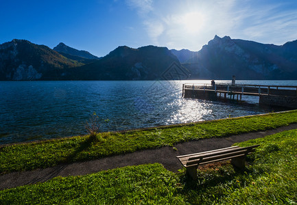 和平秋天阿尔卑斯山湖早晨观望位于上奥地利的特拉恩西湖和斯坦山人们无法辨认图片