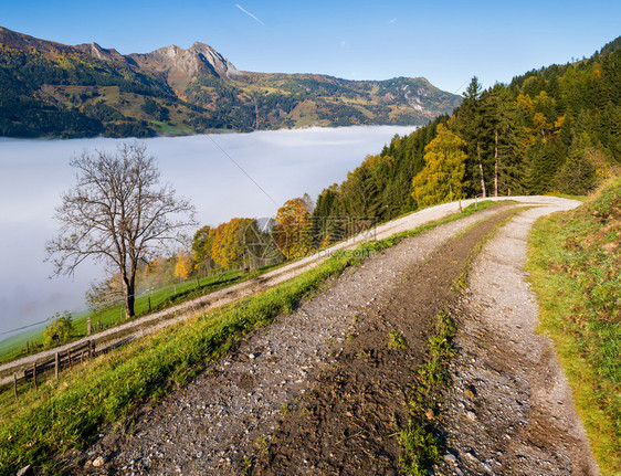 从多夫加斯坦到帕萨肯湖的徒步路上奥地利萨尔茨堡图象式徒步和季节概念场景图片