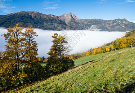 从多夫加斯坦到帕萨肯湖的徒步路上奥地利萨尔茨堡图象式徒步和季节概念场景图片