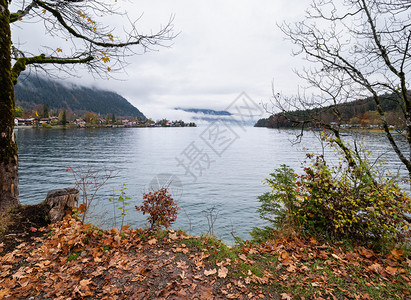 高山秋天在沃肯西湖Walchensee的夜景下科切尔巴伐利亚德国摄影旅行季节和自然美观的场景图片