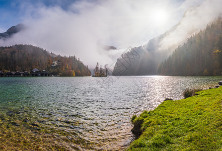 高山秋日雾蒙蒙的科尼格西湖科尼格西山贝赫特斯加登公园巴伐利亚州德国风景如画的旅游季节和自然美景的概念场景背景图片