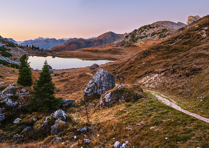 秋天清晨的阿尔卑斯山景和平的瓦尔帕罗拉山和湖景意大利的贝卢诺摄影旅行季节和自然的美丽概念场景图片