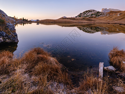 秋天清晨的阿尔卑斯山景和平的瓦尔帕罗拉山和湖景意大利的贝卢诺摄影旅行季节和自然的美丽概念场景图片