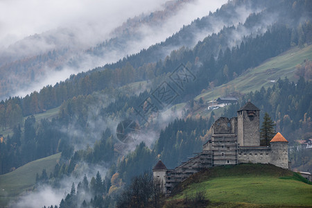 奥地利LienzerDolomitenAlps和海因菲勒斯城堡奥地利锡里安图片