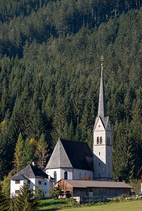 和平秋天阿尔卑斯山乡下阳光明媚的风景奥地利森林附近高索村郊外的教堂图片