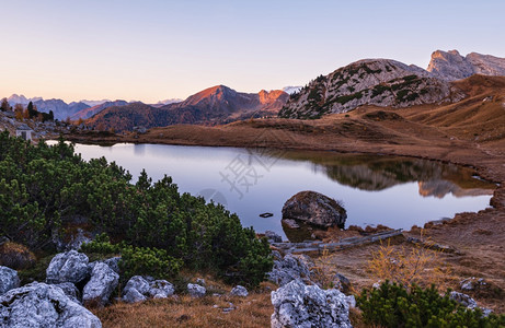 秋天清晨的阿尔卑斯山景和平的瓦尔帕罗拉山和湖景意大利的贝卢诺摄影旅行季节和自然的美丽概念场景图片