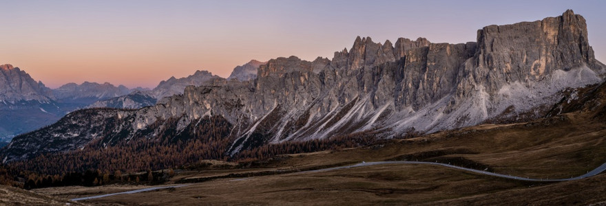 意大利多洛米山和平夜晚黄昏全景来自GiauPass图片中的气候环境和旅行概念场景图片