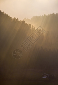 日落的秋天山林环影和太阳光照反气候环境和天概念的空背景图片